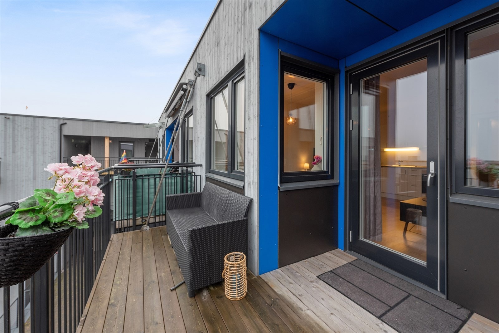 Fra stuen er det utgang til balkong med gode solforhold. Galleribilde