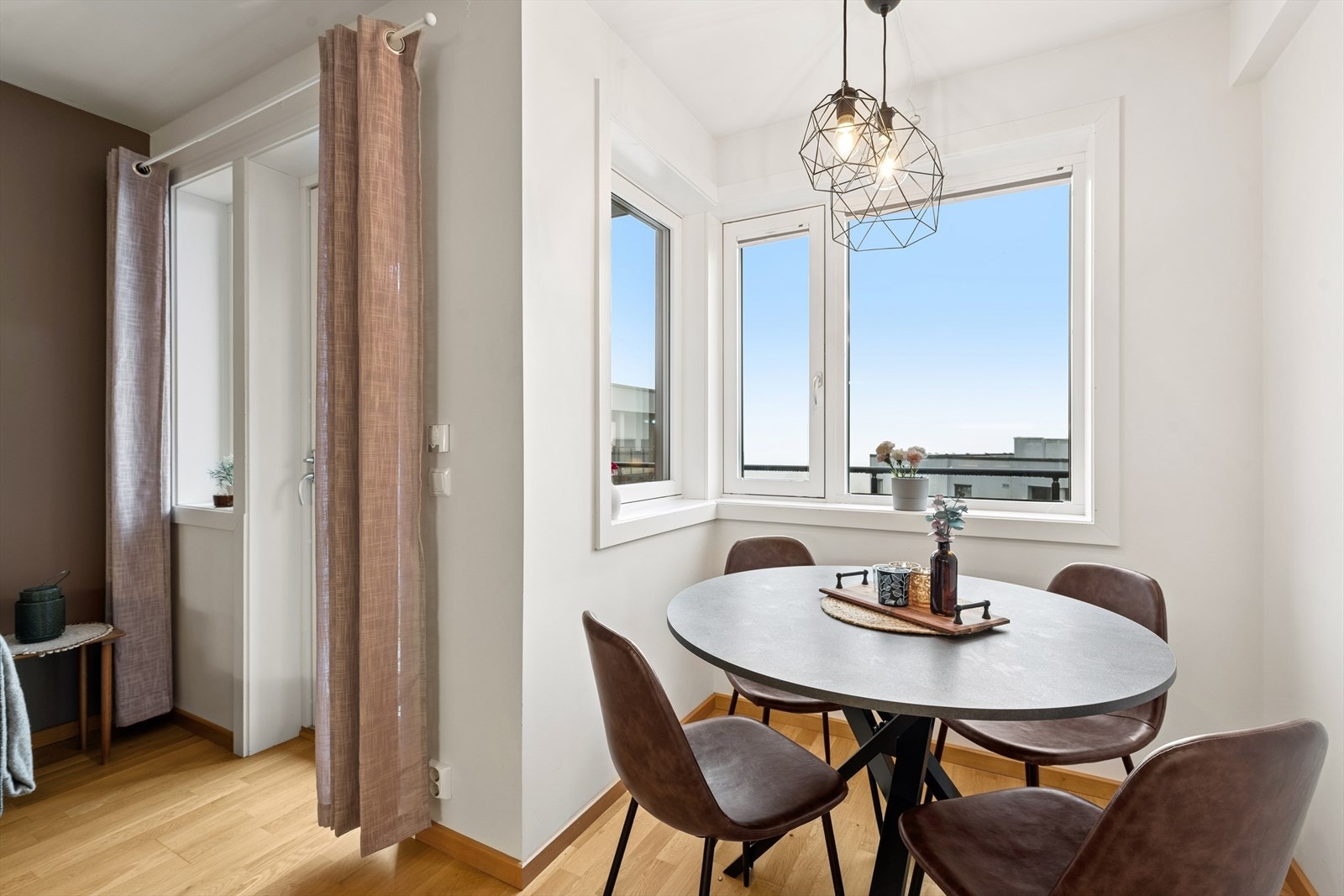 Spisestuen har sin naturlige plassering, og byr på mulighet for hyggelige lag. Galleribilde