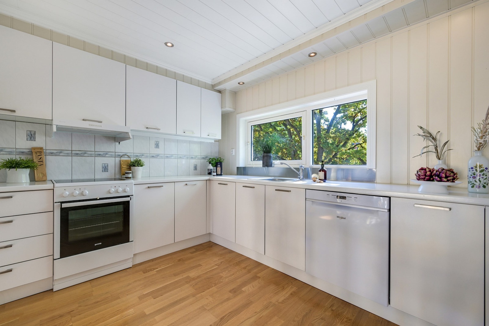 Kjøkkenet er lyst og har innredning levert av Italian Design i Tønsberg Galleribilde