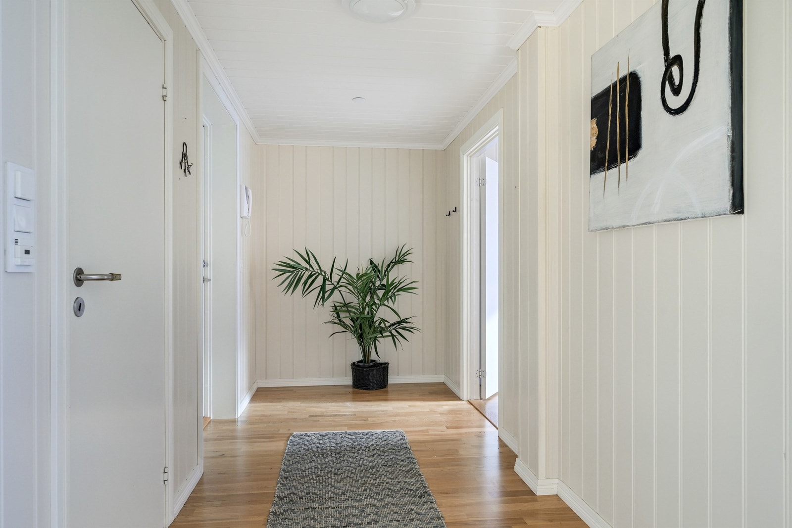 Entré med god plass til å innrede med garderobeskap. Galleribilde