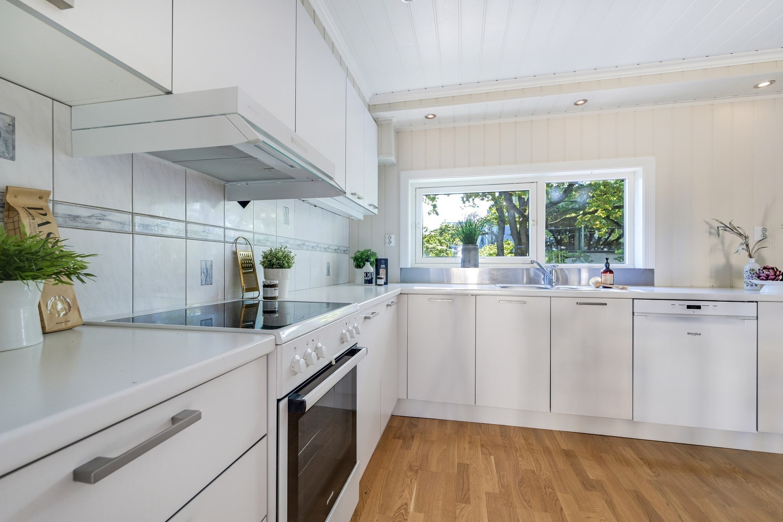 Godt med skap- og benkeplass for rikelig oppbevaring. Galleribilde