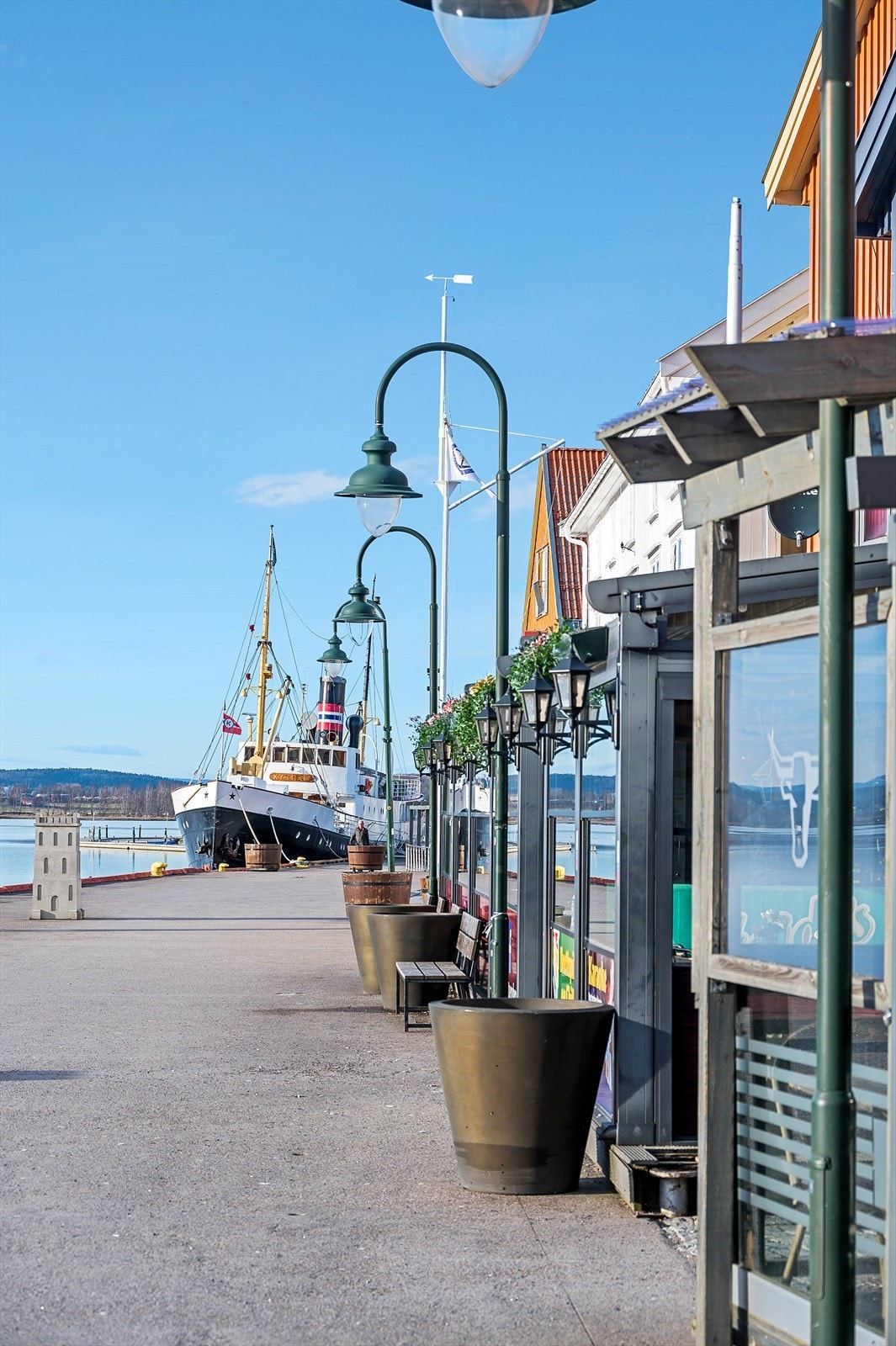 Langs bryggene i Tønsberg kan du nyte båtlivets gleder, eller et stort utvalg av restauranter, kafeer og barer. Galleribilde