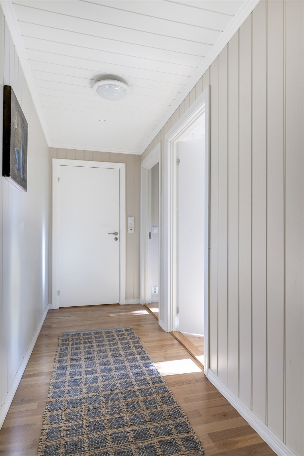 Gang med adkomst til bad og 2 soverom. Galleribilde