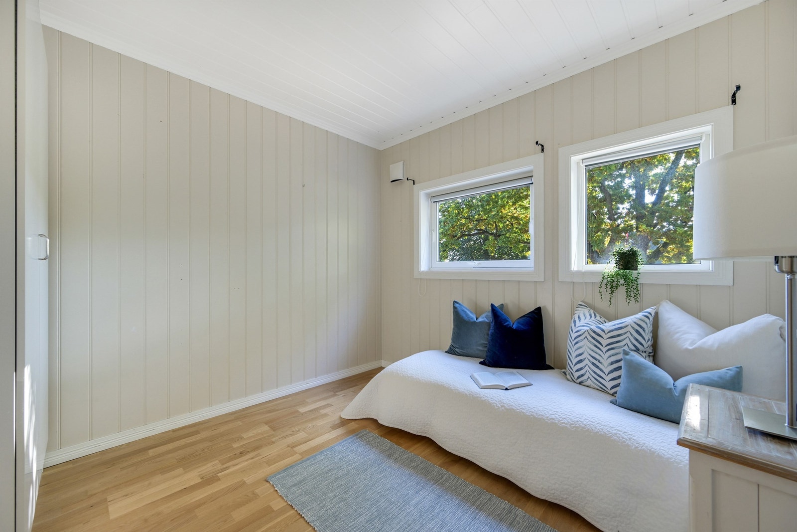 Soverom to er lyst og innredet med seng og tilhørende møblement. Galleribilde