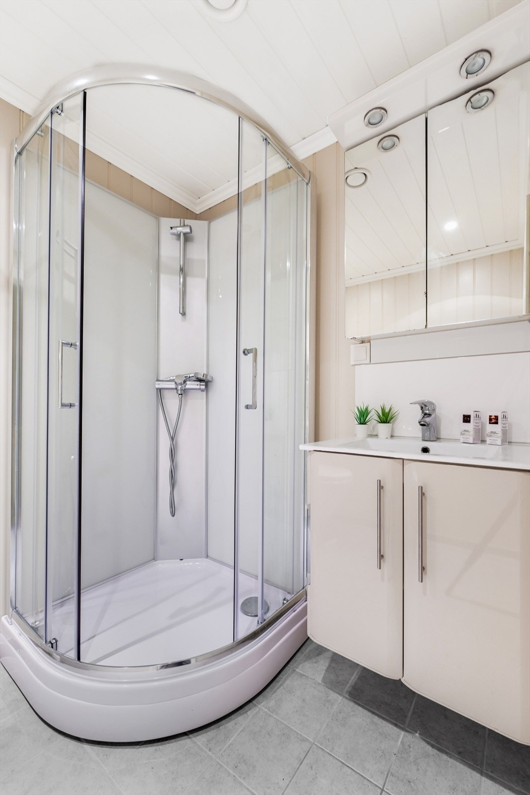 Det er innredet med nedfelt servant, toalett og dusjkabinett. Galleribilde