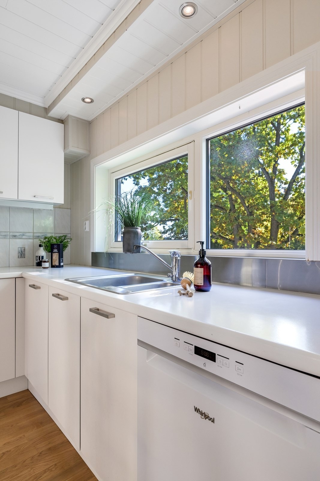 Det er avsatt plass til kjøl/fryseskap, oppvaskmaskin og komfyr i innredningen. Galleribilde