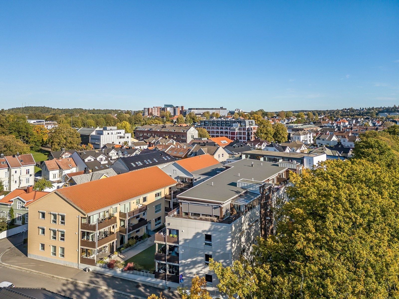 Leiligheten ligger i et stille og meget sentralt boligområde i Sentrum av Tønsberg, med kort vei til bibliotek, kulturhus, svømmehall og flere idrettsanlegg. Galleribilde