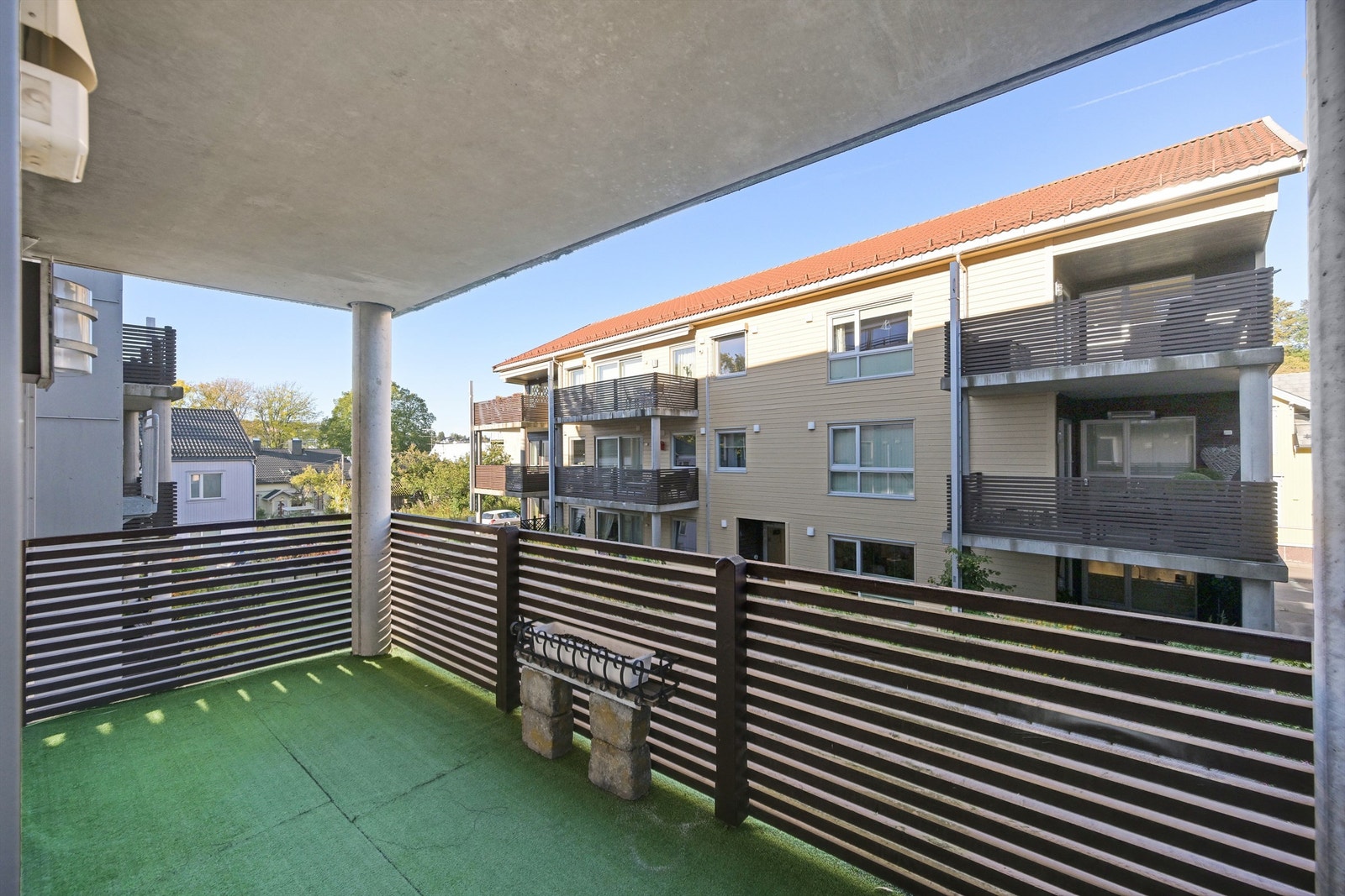 Fra stuen har du adkomst til en deilig overbygget balkong. Galleribilde