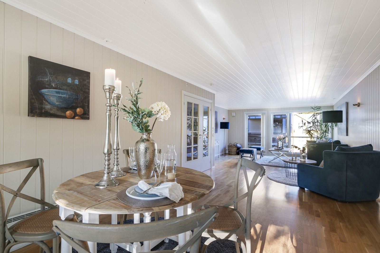 Åpen stue/kjøkkenløsning innredet med spisemøblement. Galleribilde