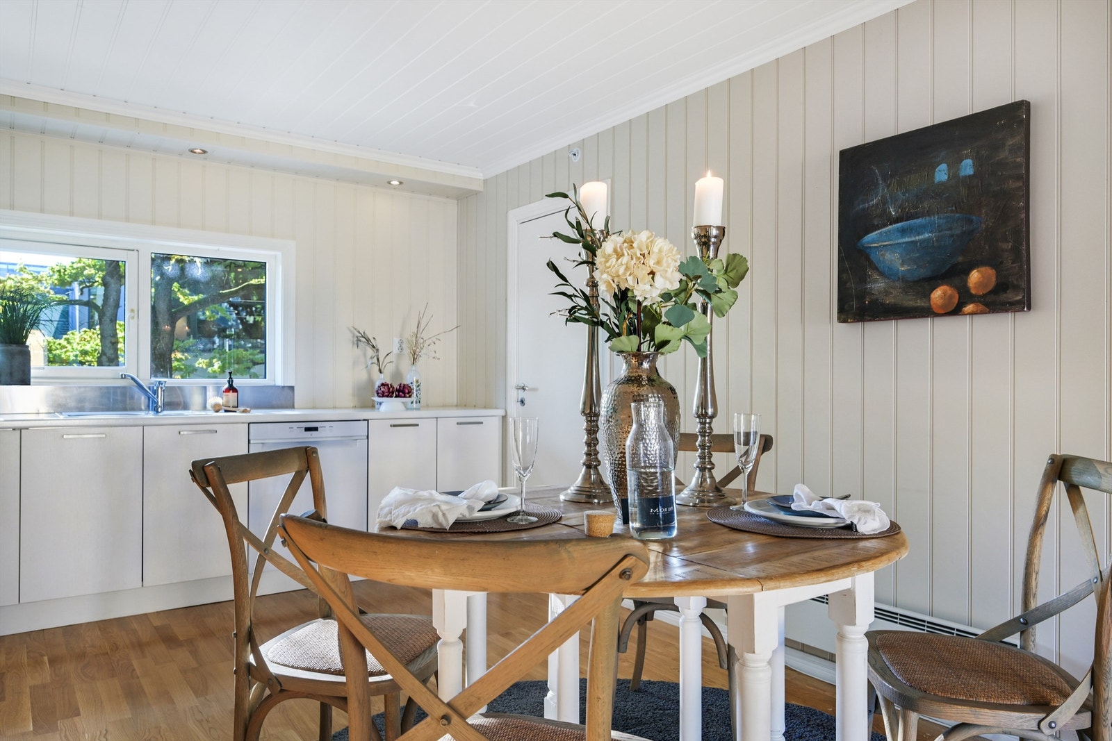 Fra kjøkkenet har du adkomst til en praktisk bod for oppbevaring og lagring av diverse. Galleribilde