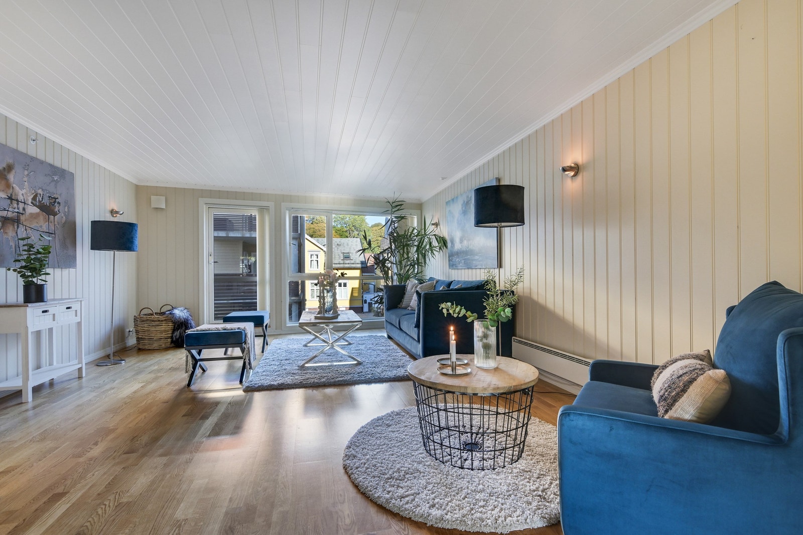 Luftig stue med store vindusflater som slipper godt med dagslys inn. Galleribilde