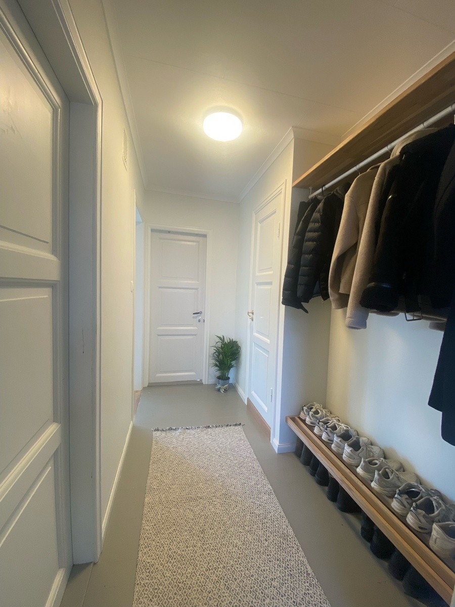 Entré med god plass i begge etasjer Galleribilde