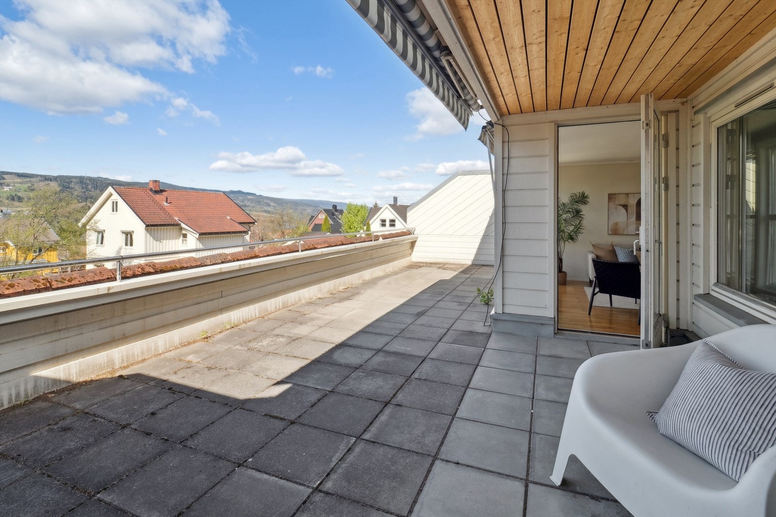 Solrik terrasse 31 kvm og det er montert markise som skjermer for solen på de varmeste dagene. God plass til flere sittegrupper og utemøblement Galleribilde