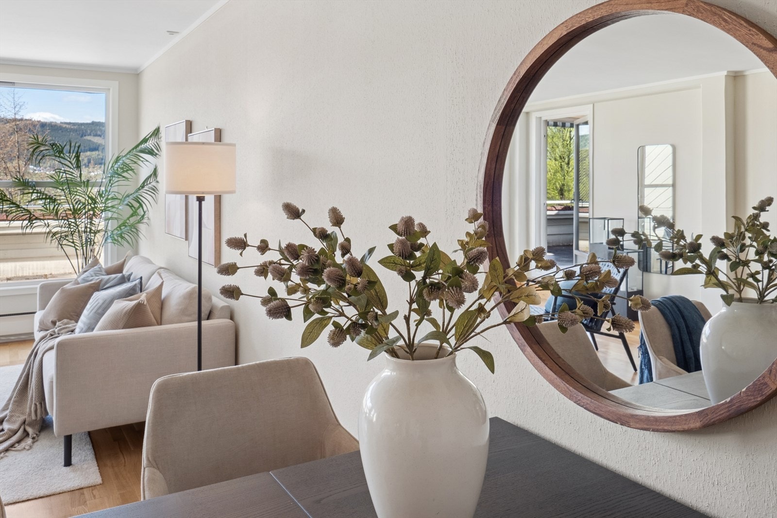 Lys og stor stue. Galleribilde