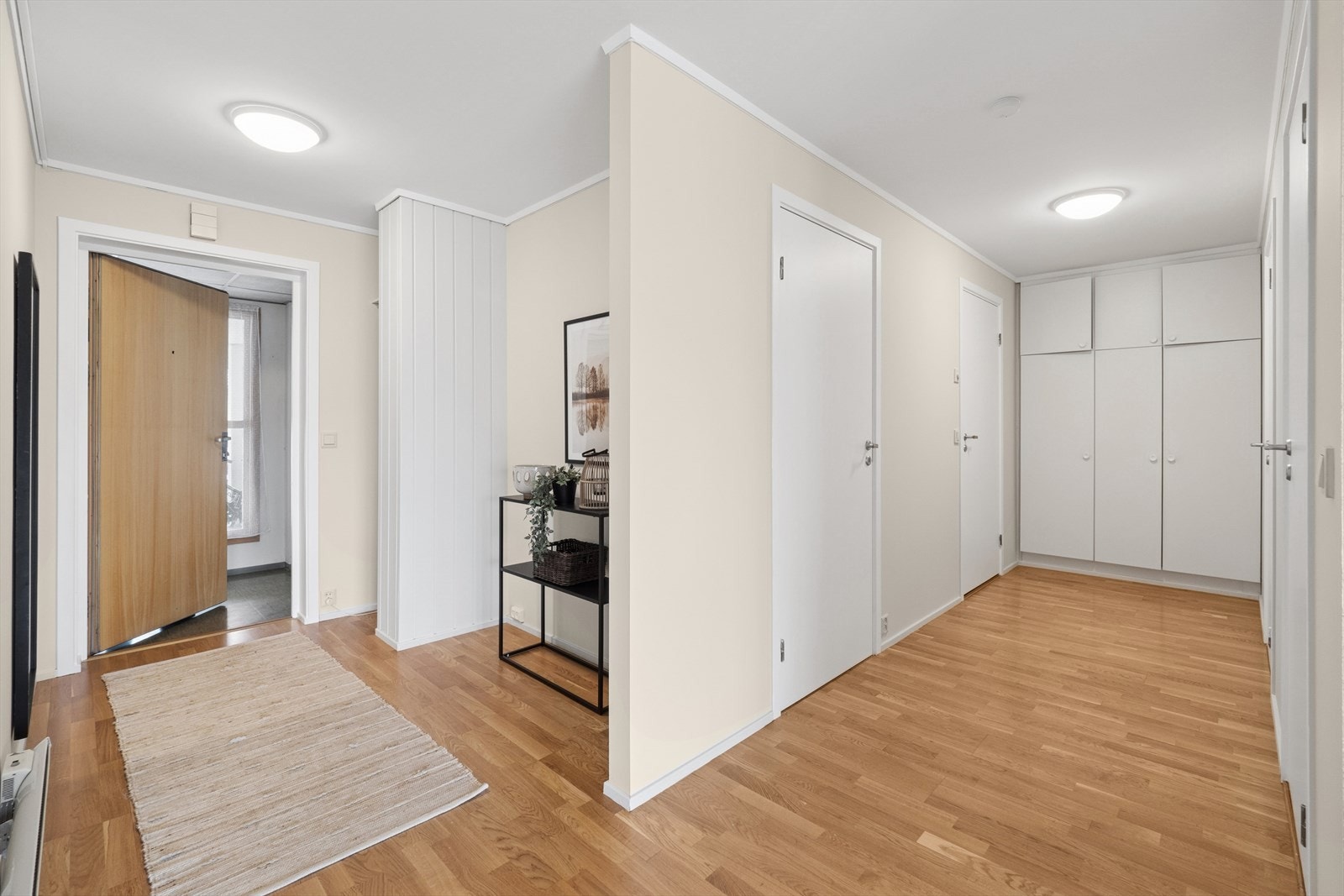 Leiligheten ligger i 2. etasje sett fra vest og har adkomst fra bakkeplan på inngangssiden av bygget. Felles gang og heis i bygget. Galleribilde