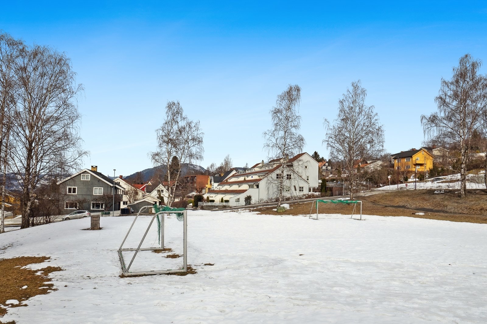 Suttestadbanen like sør for leiligheten. Galleribilde