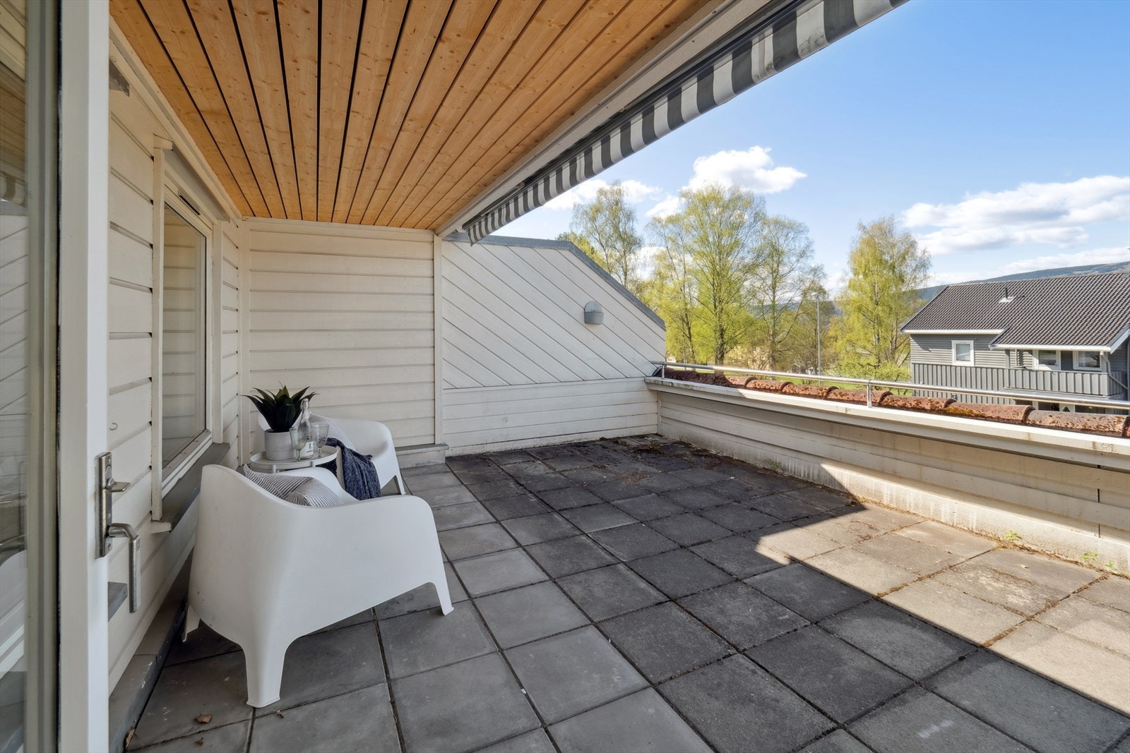 Terrassen oppleves som en forlengelse av leiligheten i sommerhalvåret og deler er overbygget og har levegg mot nabo for ekstra ly og skjerming. Galleribilde