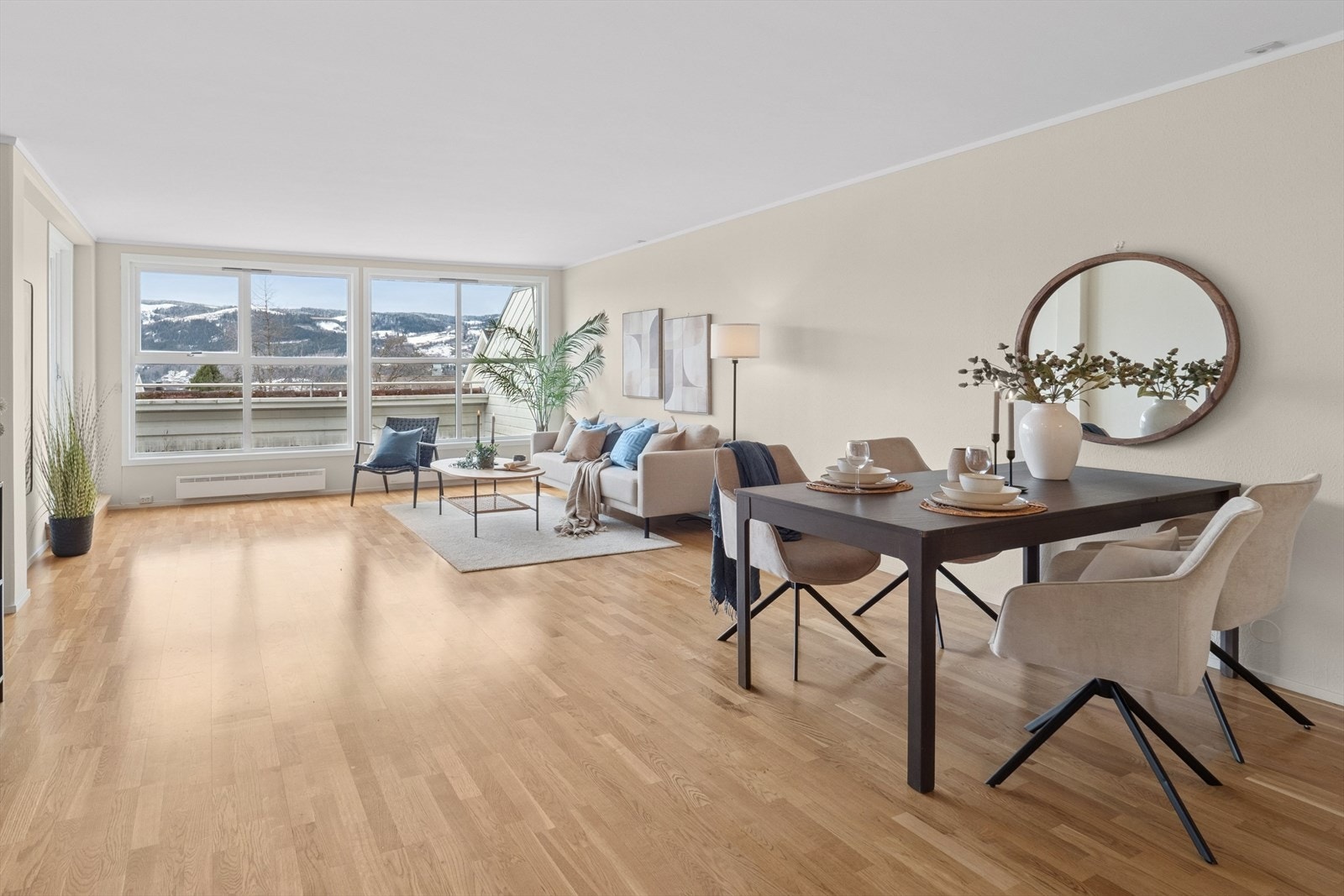 Stuen er stor og luftig som legger til rette for gode møbleringsmuligheter. Galleribilde