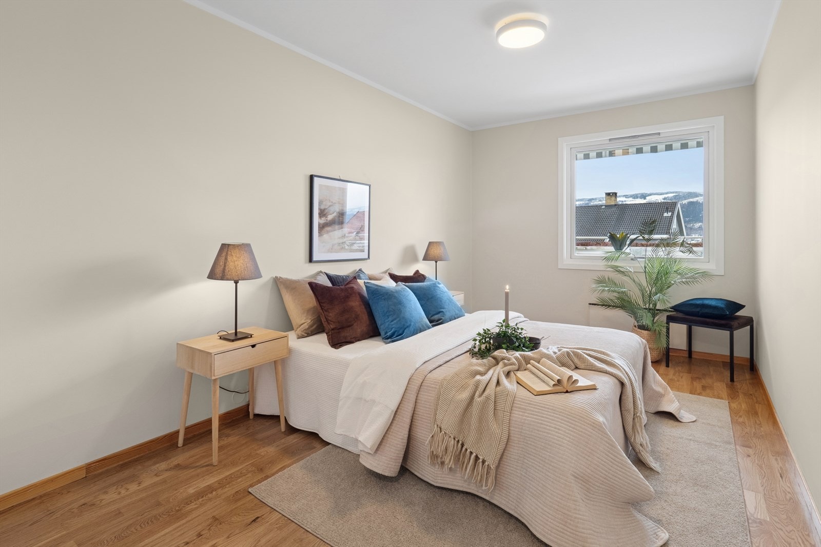 Hovedsoverommet er av god størrelse med plass til dobbeltseng og tilhørende møblement. Galleribilde