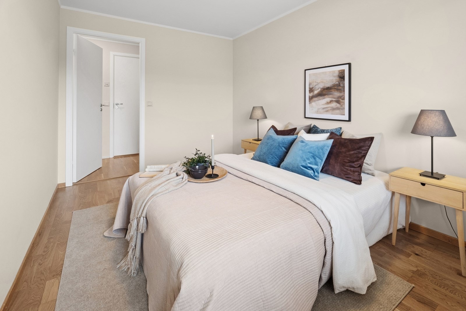 Hovedsoverommet har nytt parkettgulv og lysmalte vegger. Galleribilde