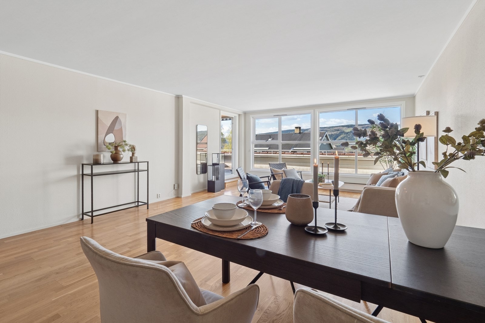 Her er det god plass til sofagruppe med TV-løsning og et spisebord i tilknytning til kjøkkenet. Galleribilde