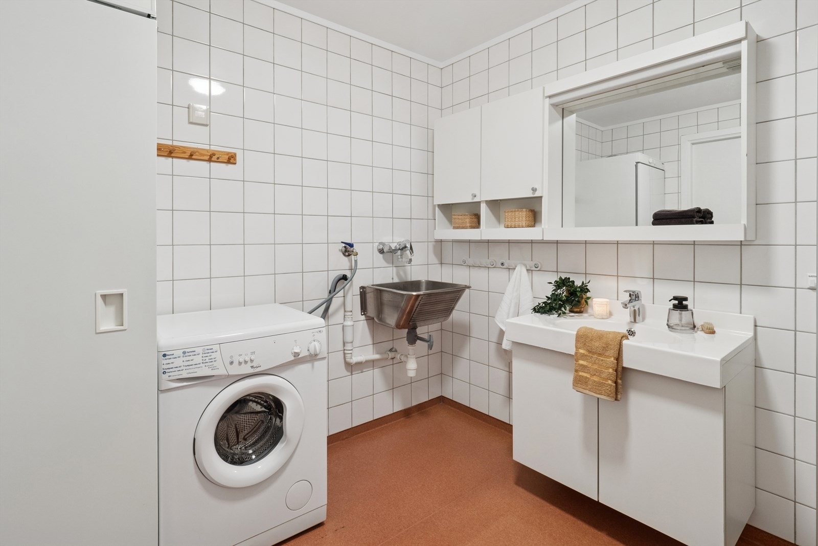 Baderomsinnredningen har underskap med hvite fronter og heldekkende servant , nytt blandebatteri. Over innredningen er det speil med tilhørende belysning og overskap. Galleribilde