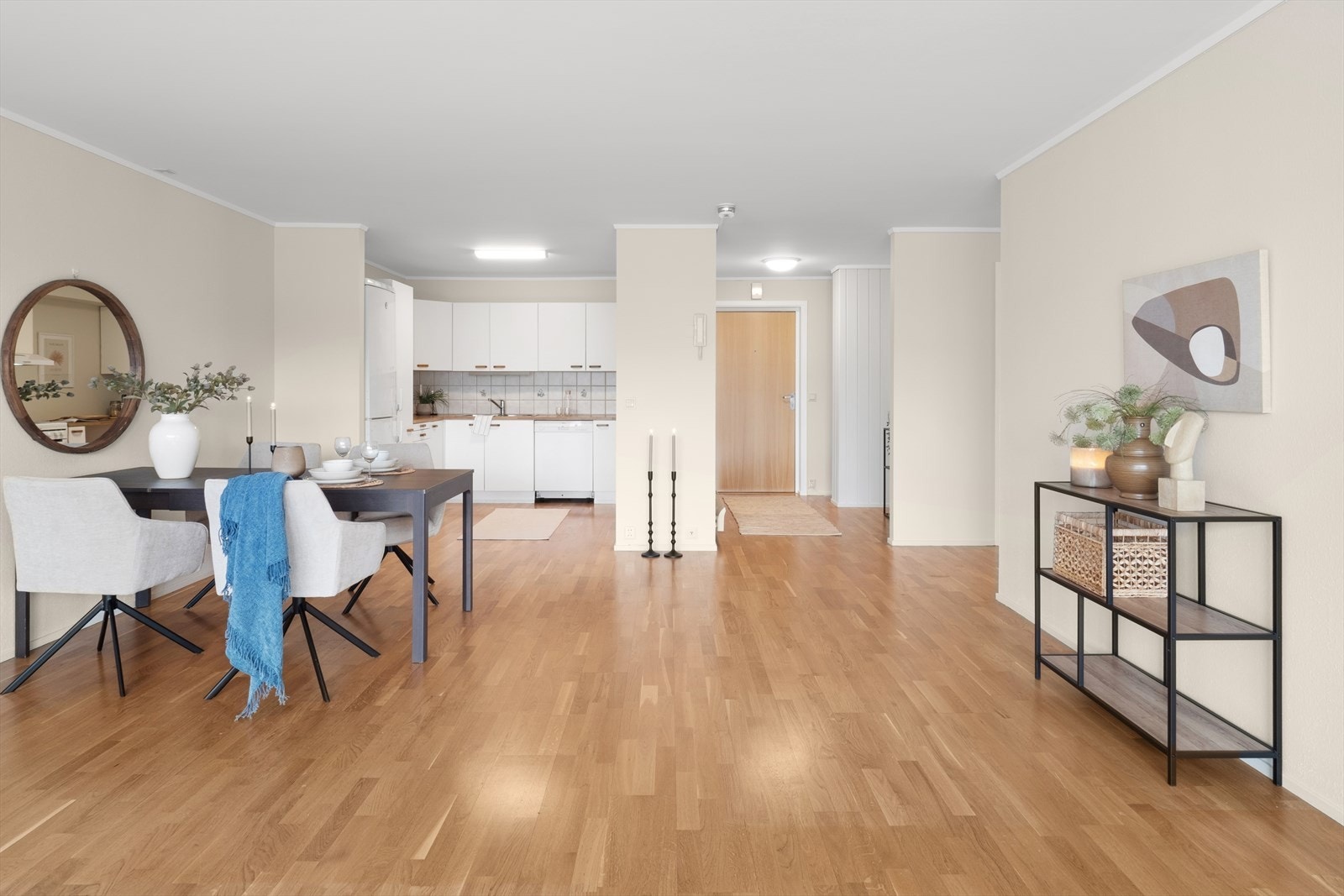 Spisestue i sonen mellom kjøkkenet og stuen skaper et sosialt rom. Galleribilde