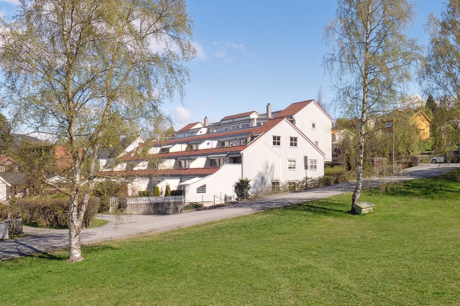 Attraktiv beliggenhet med store grøntarealer på sørsiden av bygget. Galleribilde