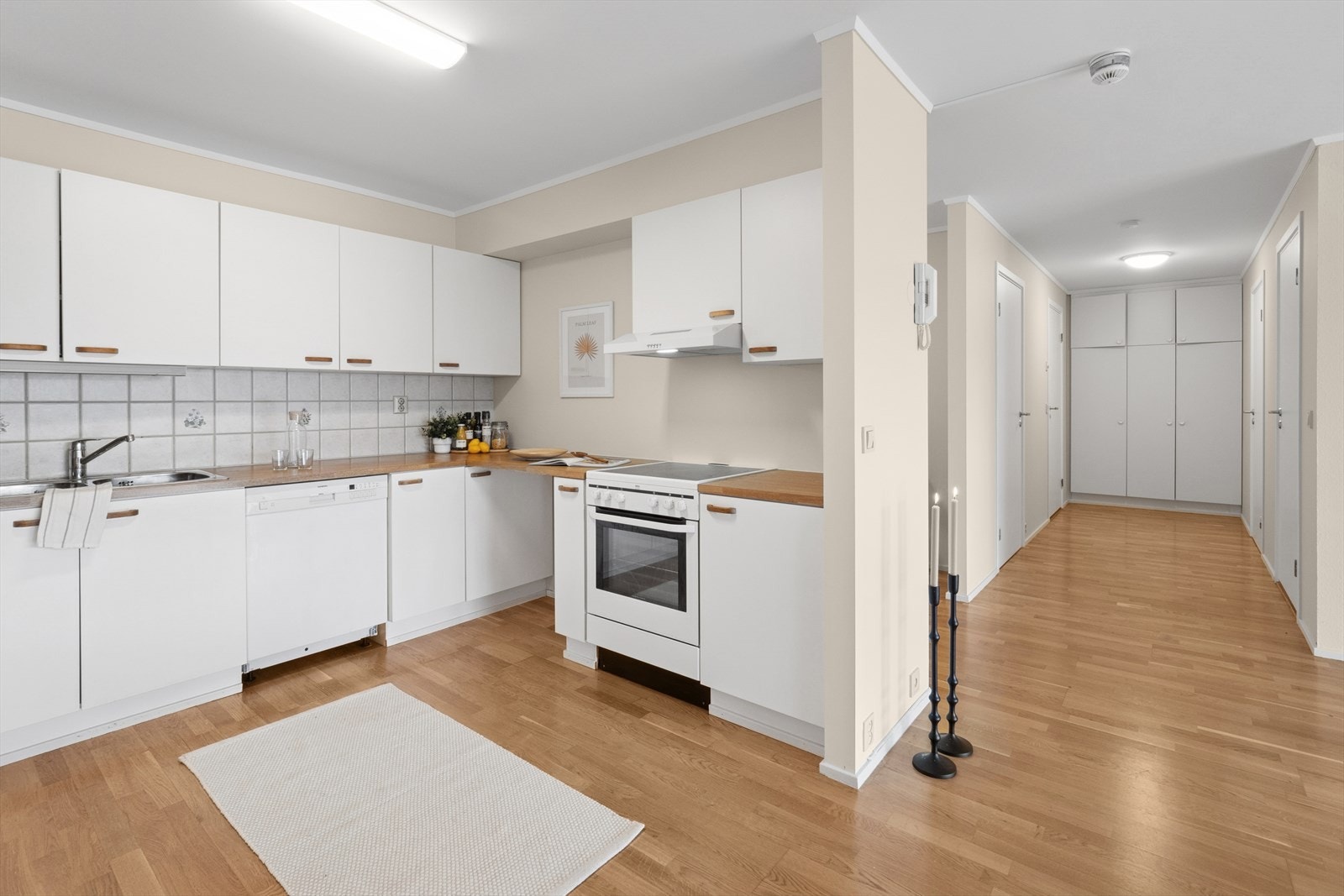 Under overskapene er det belysning, samt dekorative fliser på veggene over benkeplaten. Galleribilde