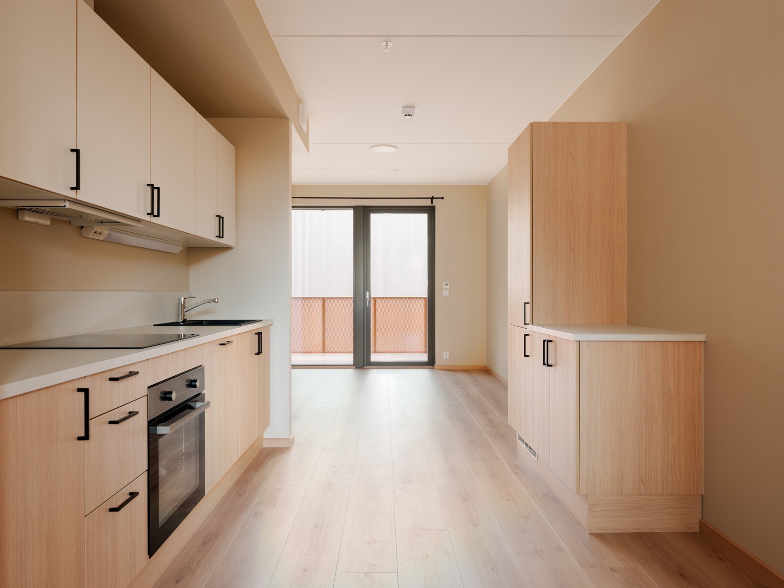 Meget pen 2-roms i 1. etasje med vestvendt markterrasse Galleribilde