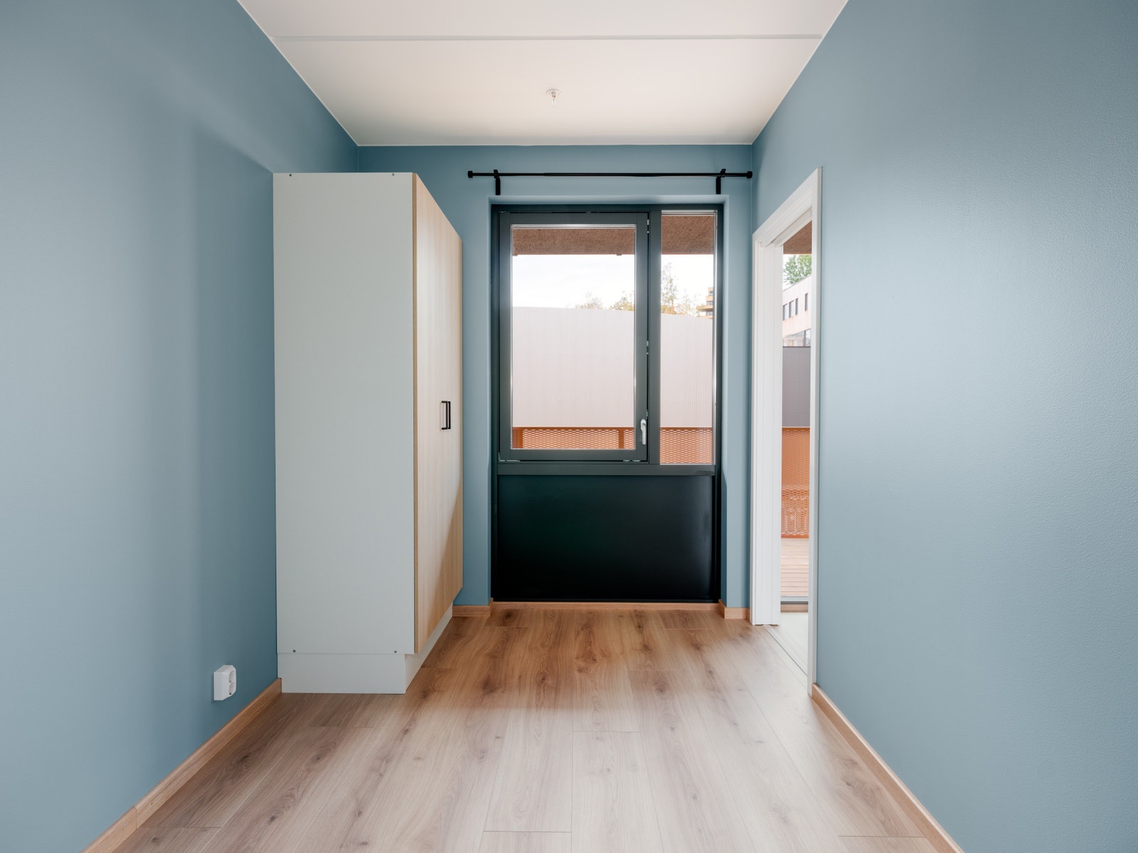 Lyst og lunt soverom med to garderobeskap Galleribilde