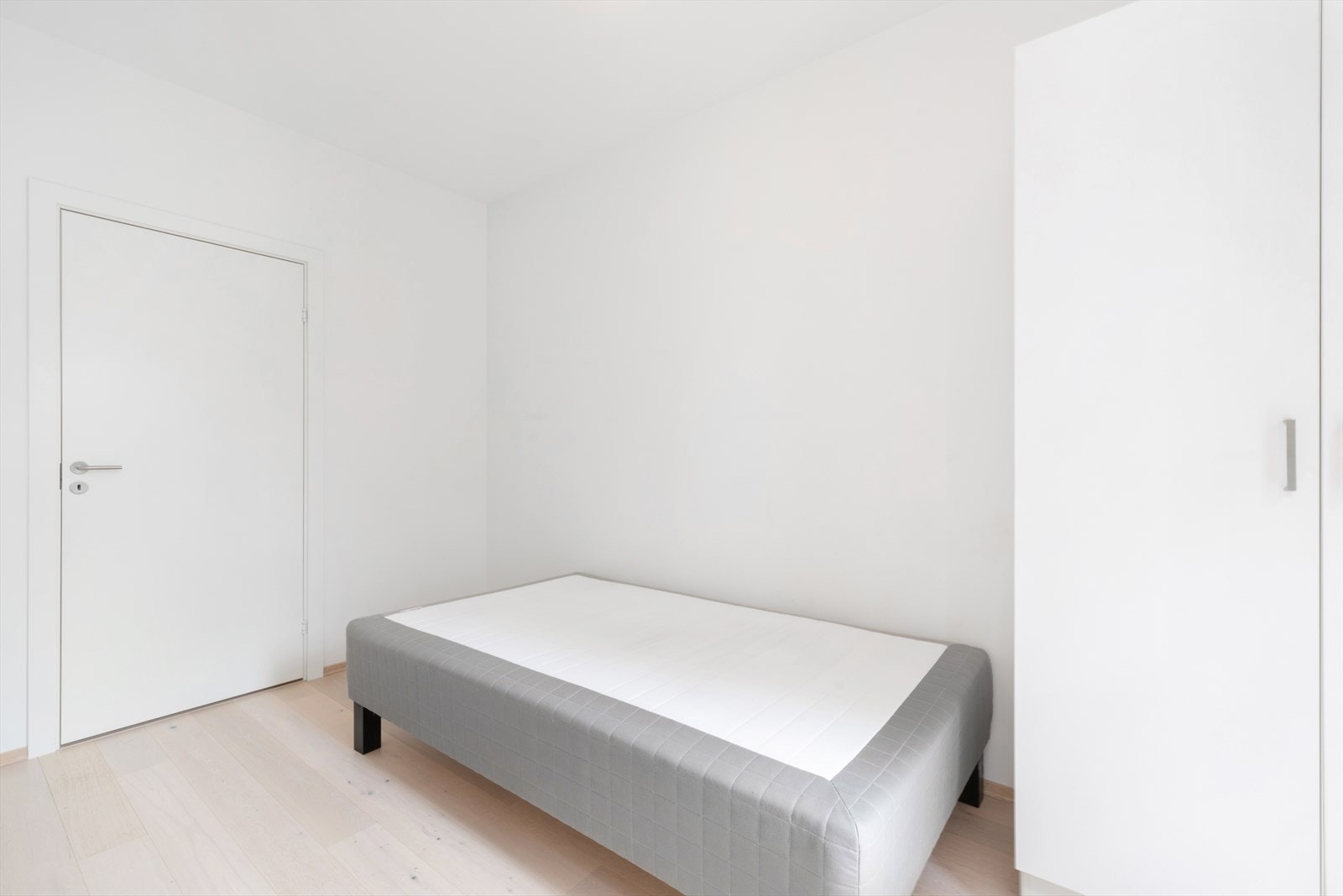 Det minste av soverommet ligger innenfor kjøkkenet og har adkomst til innvendig bod som kan fungere fint som garderobe. Galleribilde