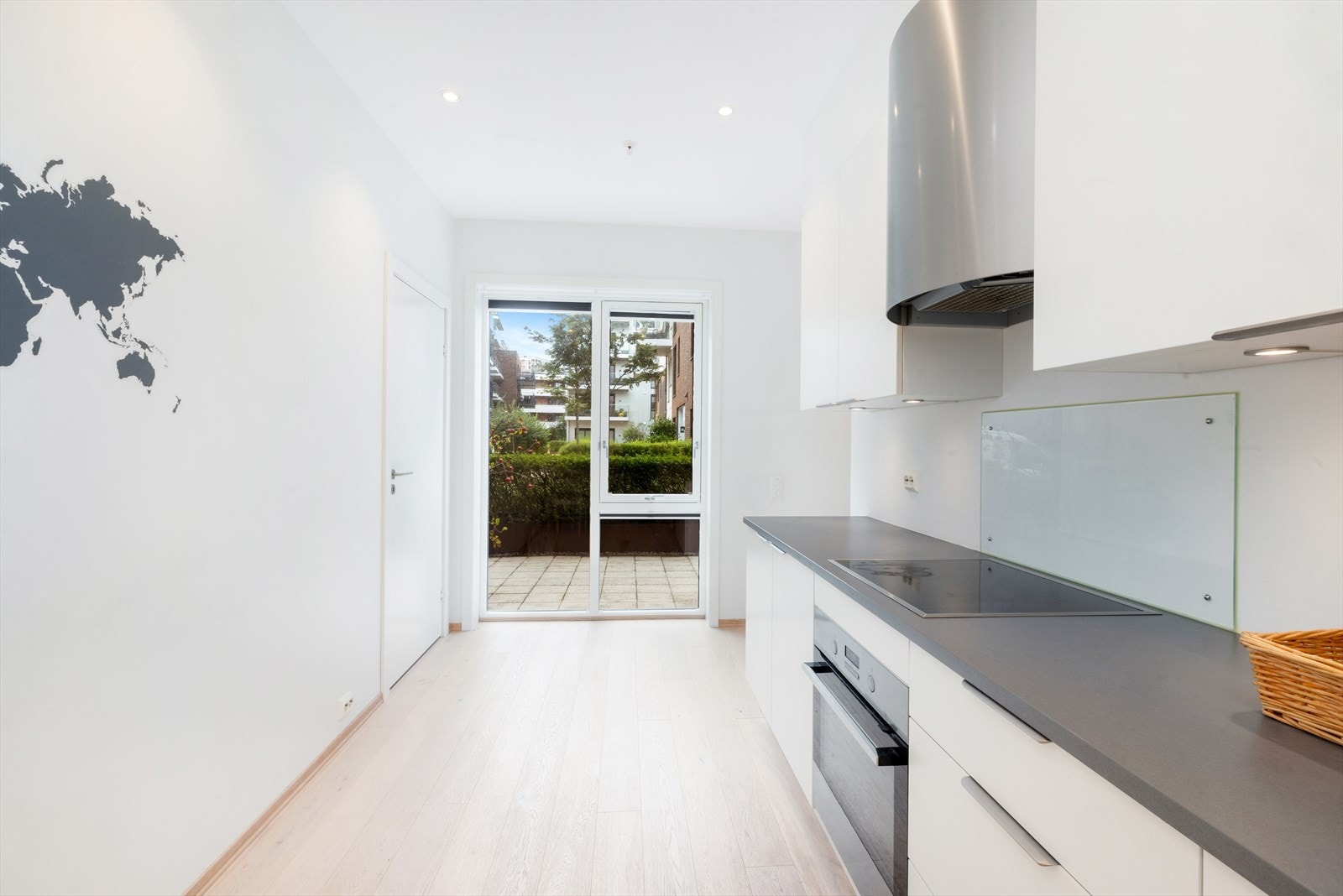 Kjøkkenet har utsyn mot uteplassen. Galleribilde