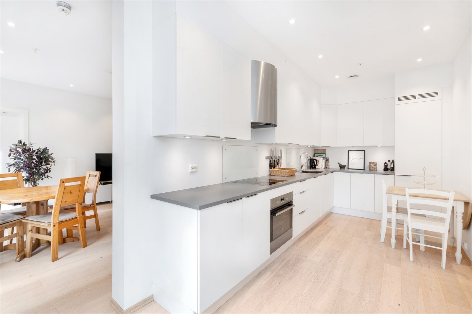 Kjøkkenet er avgrenset fra stuen. Galleribilde