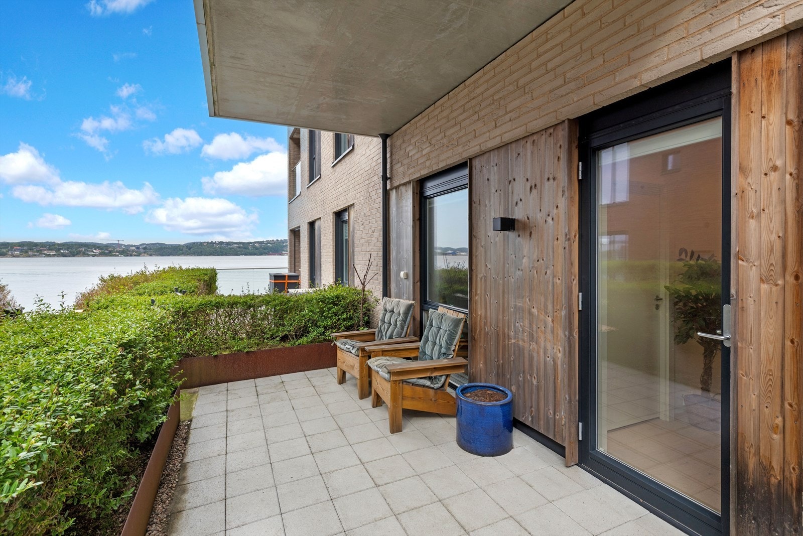 Flott sjøutsikt fra uteplass. Galleribilde