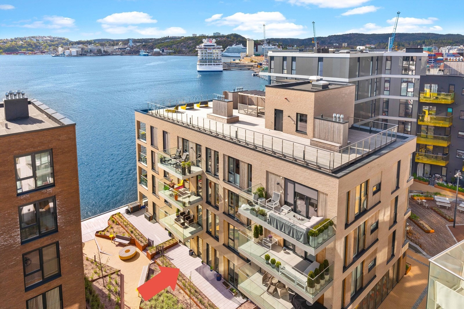 Leiligheten ligger i første etasje og har en romslig privat markterrasse på ca. 28kvm. Galleribilde