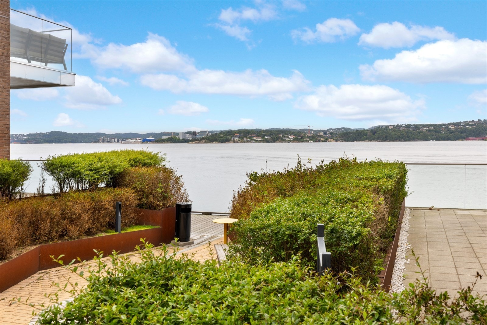 Fin gangsti ned til sjøen. Galleribilde