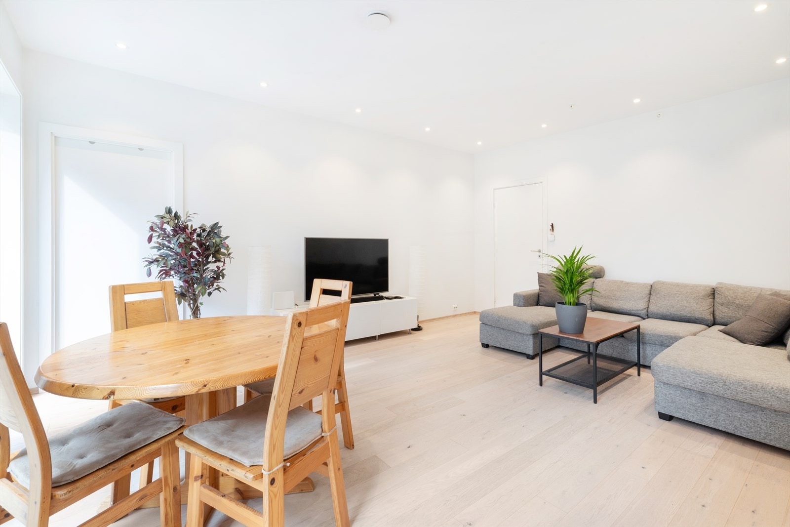 Legg merke til godt med lys i tak. Galleribilde