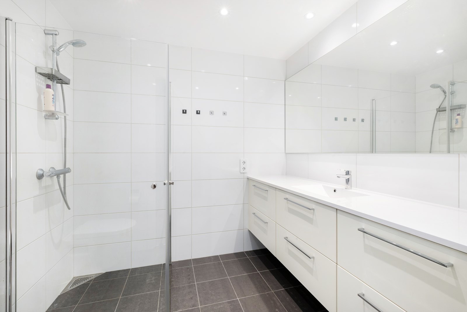 Pent og moderne helfliset bad. Galleribilde