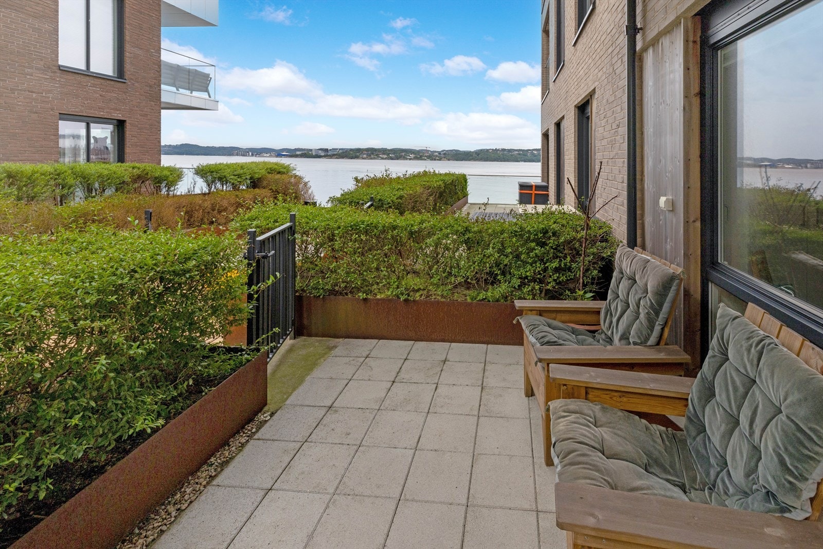 Uteplassen har fin sjøutsikt og adkomst ut til felles gangsti gjennom port. Galleribilde