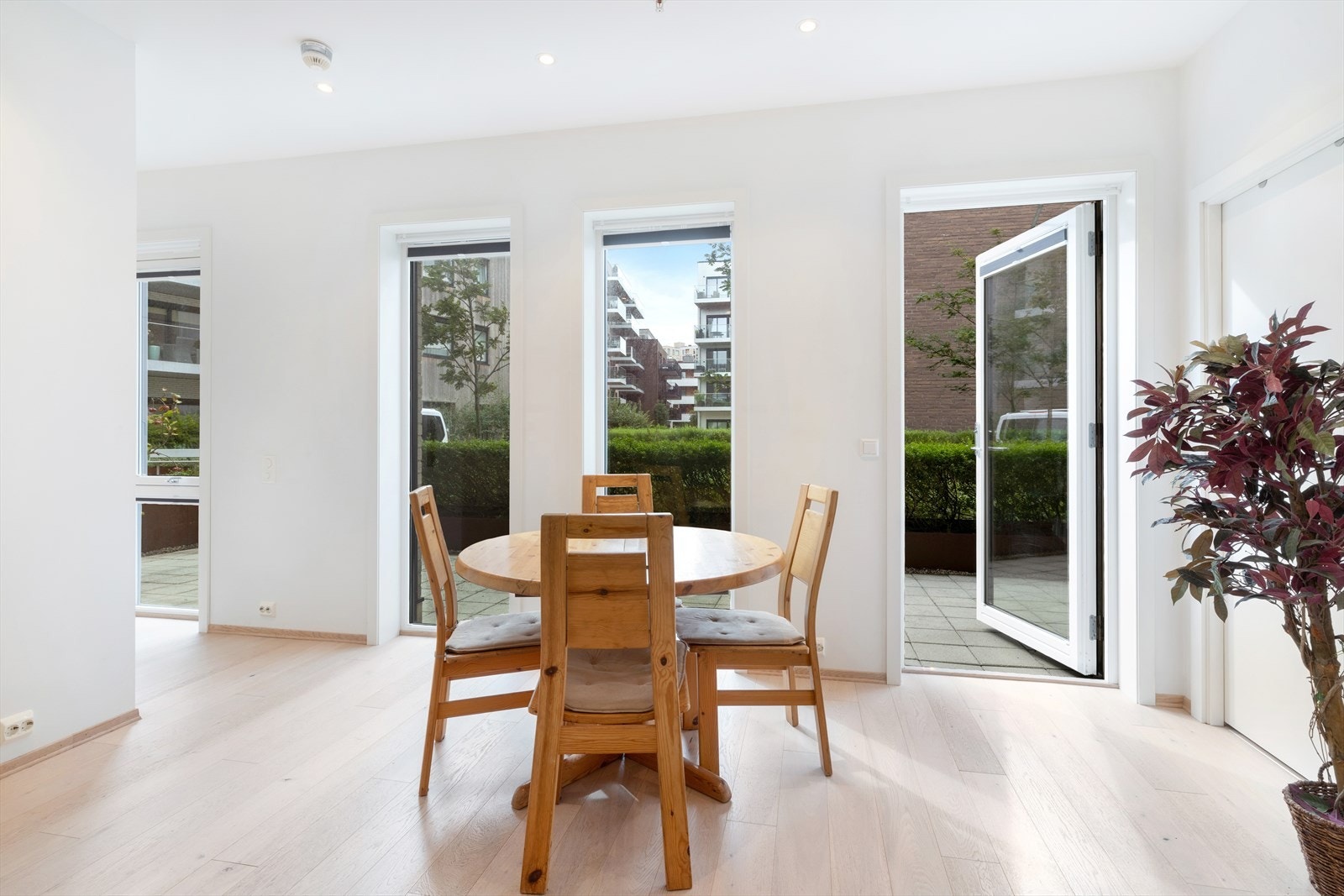 Fra spiseplassen er det adkomst til uteplass. Galleribilde