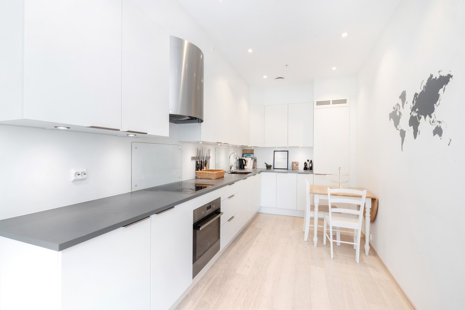 Lyst og pent kjøkken med god skap- og benkeplass. Galleribilde