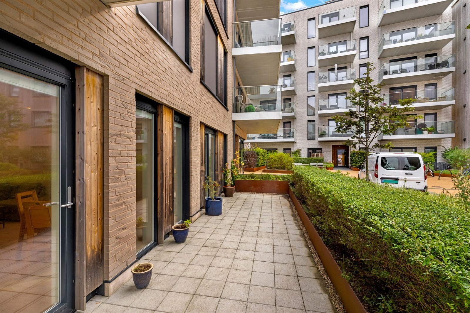 Pent omkranset av hekk. Galleribilde