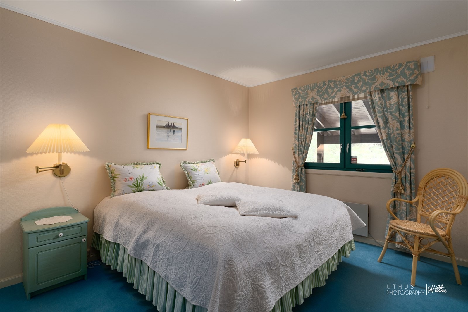 Hovedsoverommet er av god størrelse. Her er det plass til dobbeltseng med nattbord på hver side, samt oppbevaring i garderobeskap Galleribilde