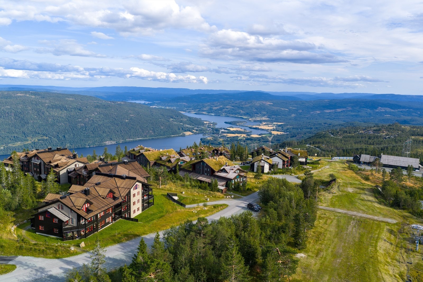 Fra leiligheten er det bare å spenne på seg skiene og ta seg rett ut i bakken Galleribilde