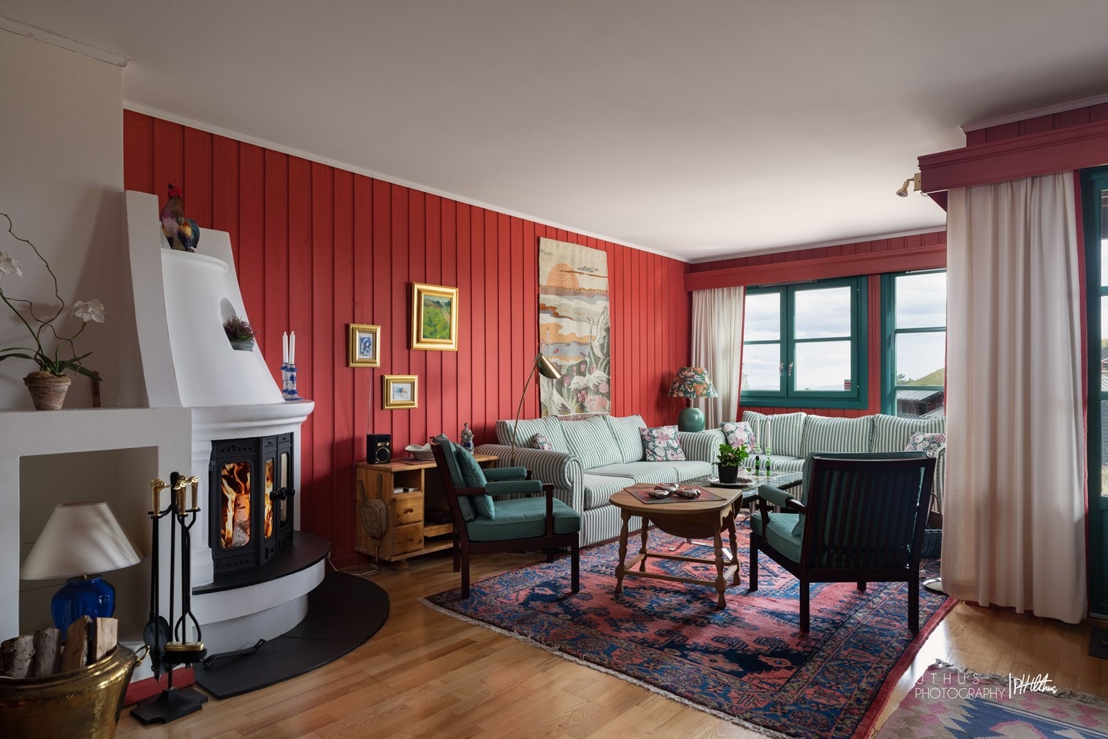 Leiligheten har en romslig stue med egen sone for spisestue og sofaseksjon Galleribilde