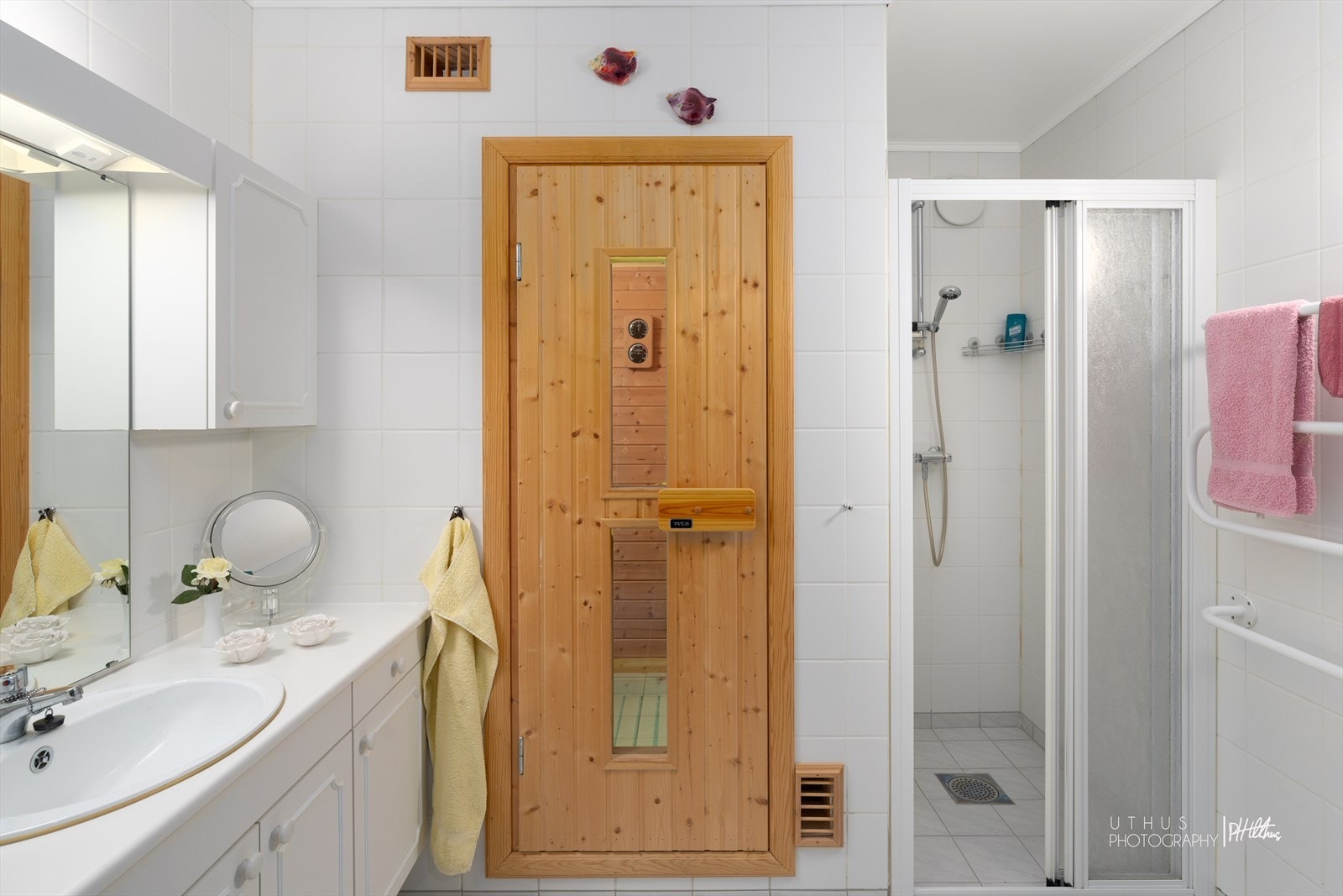 Badet består av dusj, toalett, servant og badstue Galleribilde