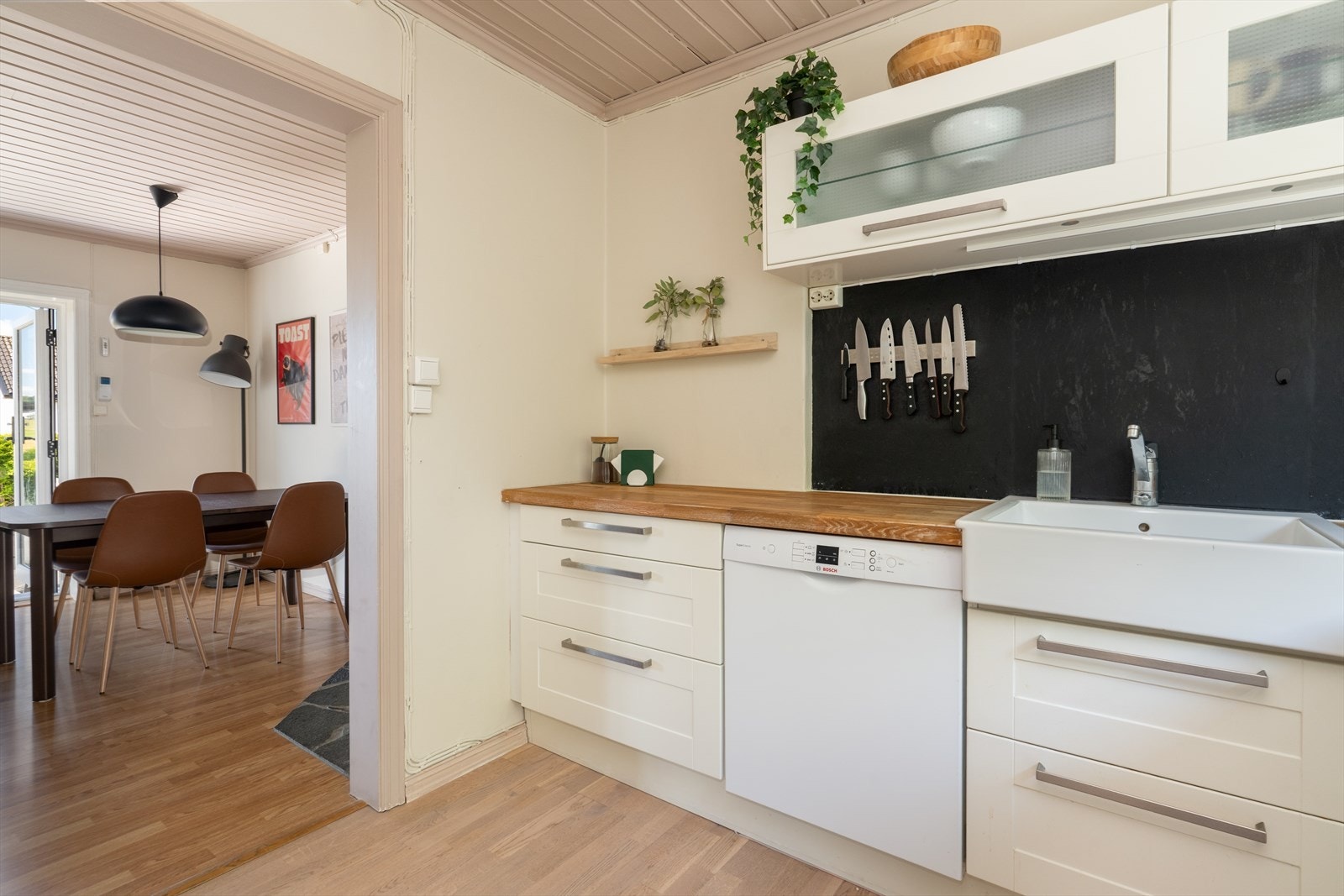 Kjøkkenet har laminat på gulv, malte vegger og malt panel i tak. Galleribilde