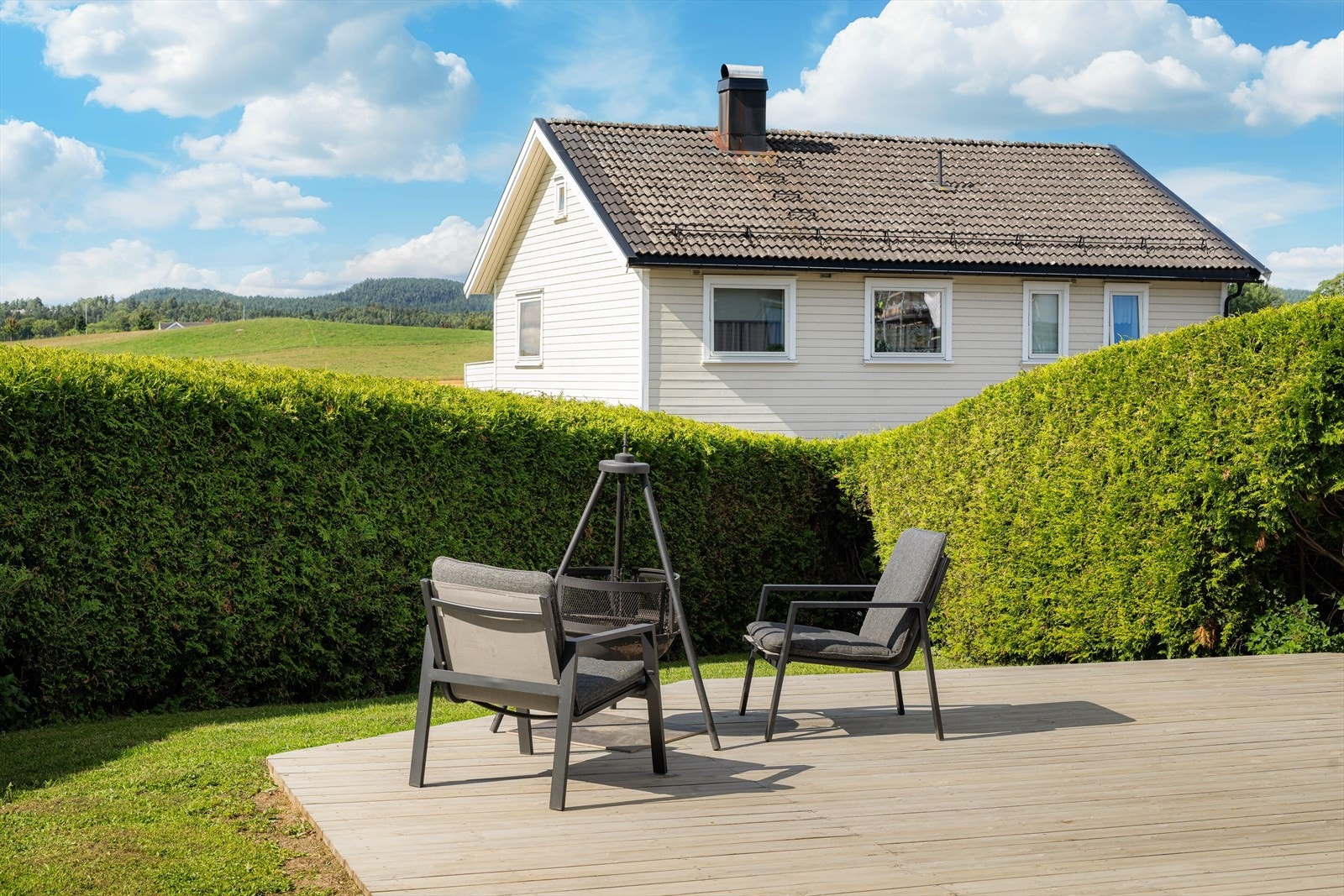 Nydelig terrasse med optimale solforhold og nydelig utsikt mot landlige omgivelser. Galleribilde