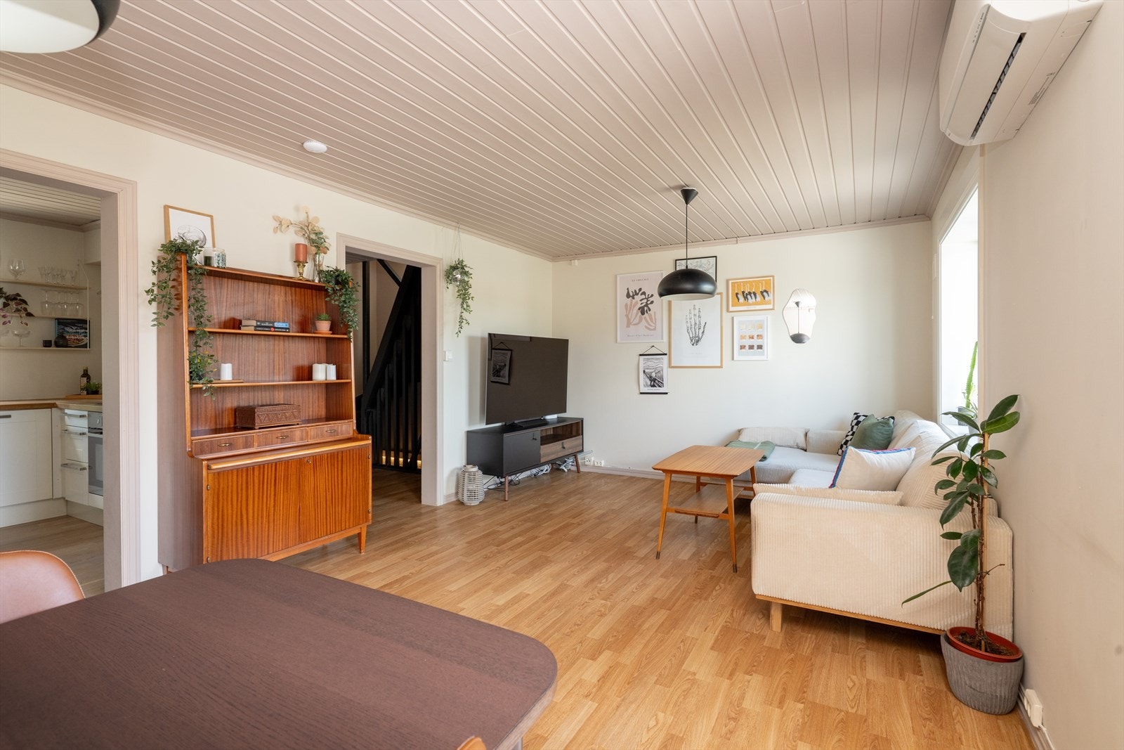 Det er opplyst at borettslagets kabel tv og bredbånd leveres av Telenor Norge AS og er inkludert i felleskostnader. Galleribilde